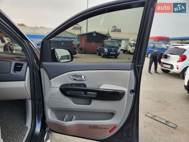 Минивэн Kia Carnival 2016 в Доброполье