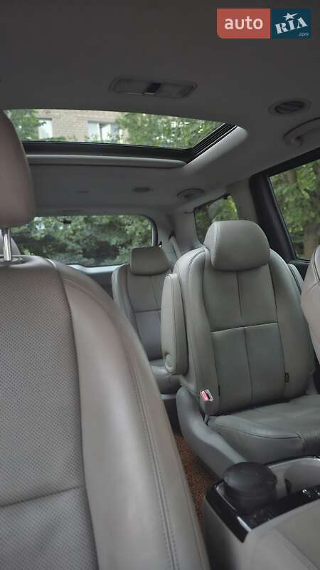 Минивэн Kia Carnival 2014 в Житомире