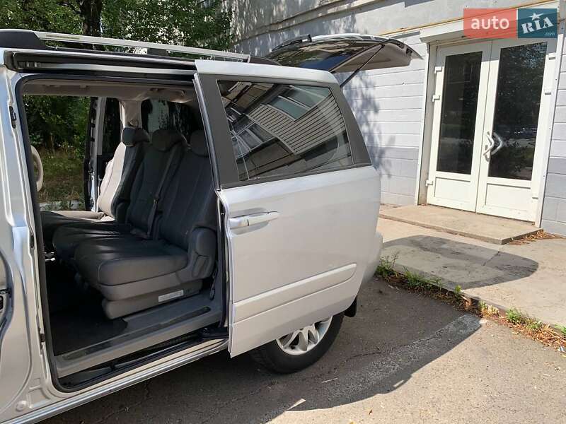 Минивэн Kia Carnival 2006 в Черновцах