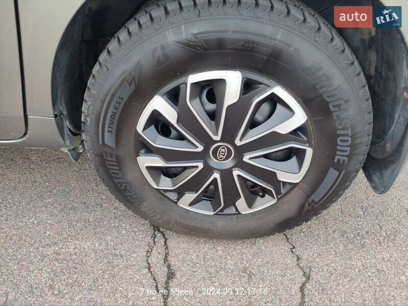 Мінівен Kia Carnival 2012 в Рівному