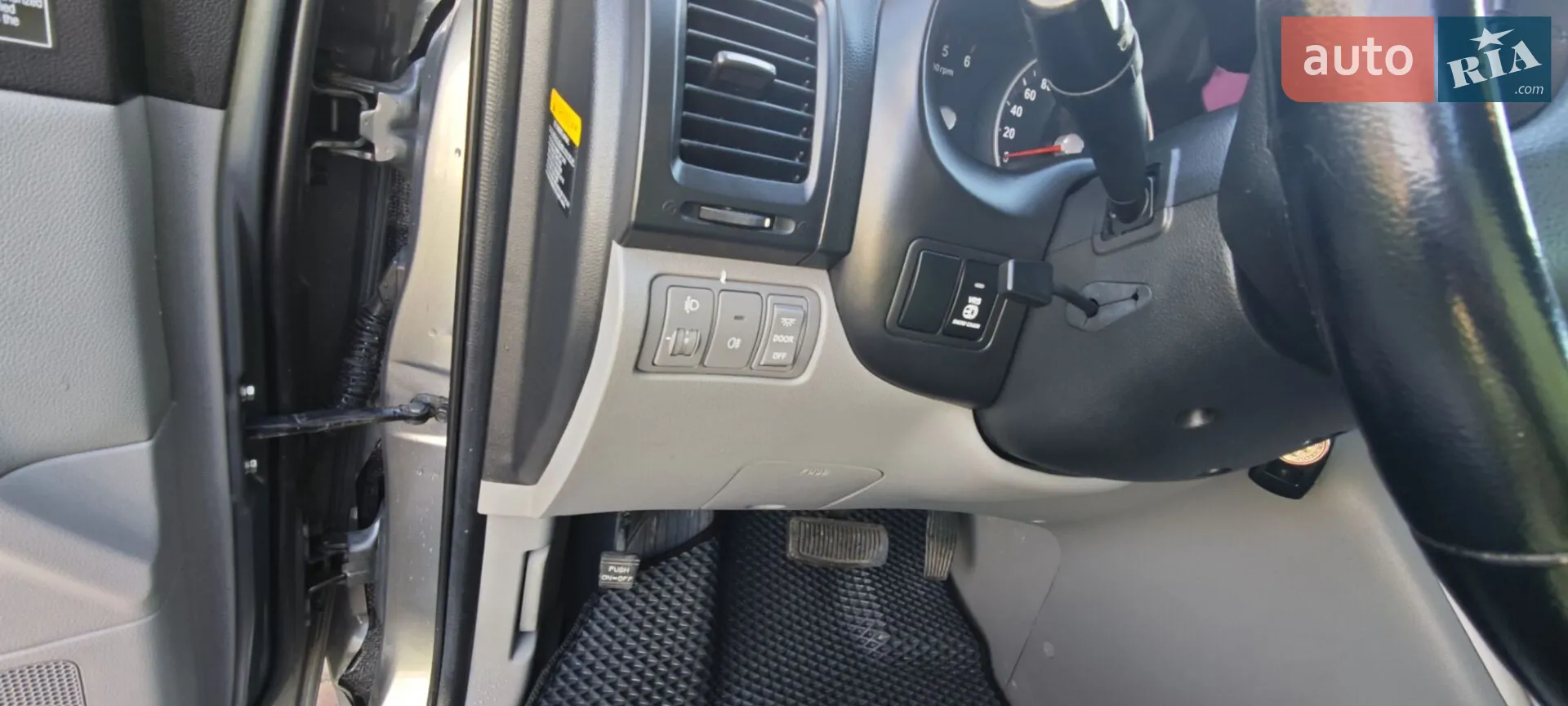 2010 Kia Carnival - мініатюра 9