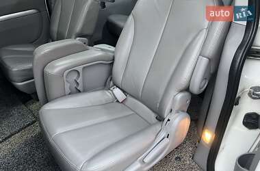 Мінівен Kia Carnival 2011 в Харкові