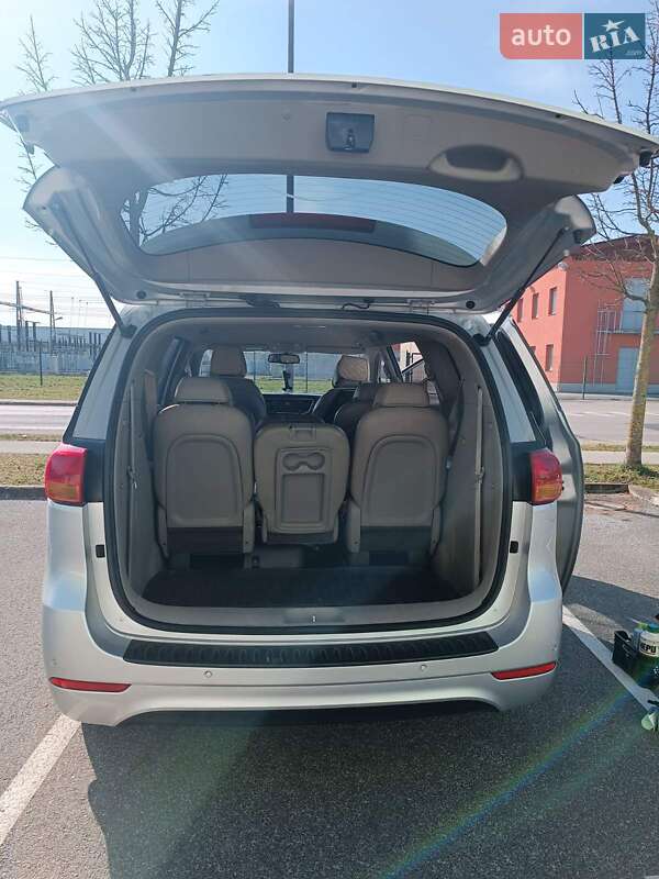 Минивэн Kia Carnival 2016 в Днепре