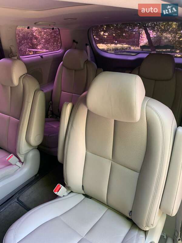 Минивэн Kia Carnival 2017 в Киеве