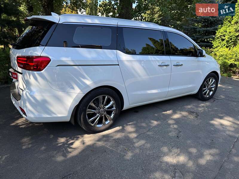 Минивэн Kia Carnival 2019 в Киеве