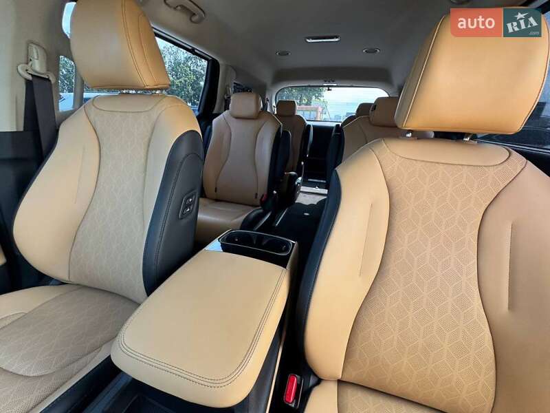 Минивэн Kia Carnival 2021 в Киеве