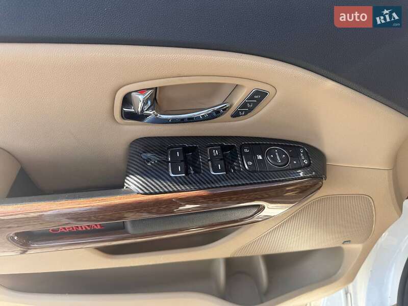 Минивэн Kia Carnival 2017 в Львове