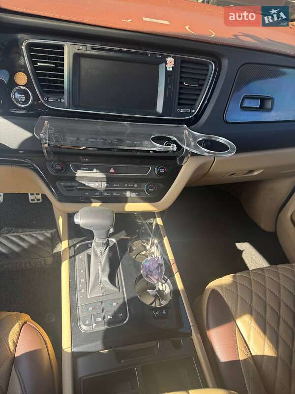 Минивэн Kia Carnival 2017 в Львове