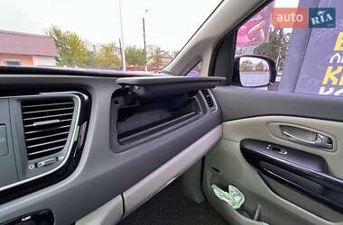 Мінівен Kia Carnival 2014 в 