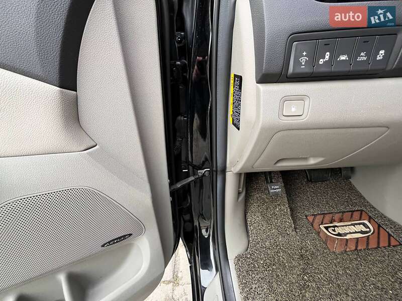 Мінівен Kia Carnival 2014 в Києві