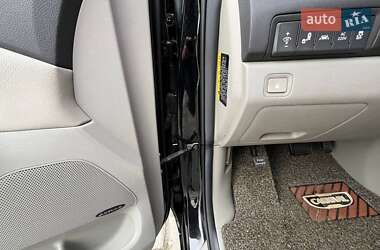 Мінівен Kia Carnival 2014 в 