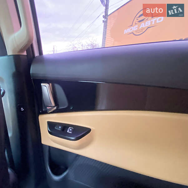 Минивэн Kia Carnival 2021 в Ровно