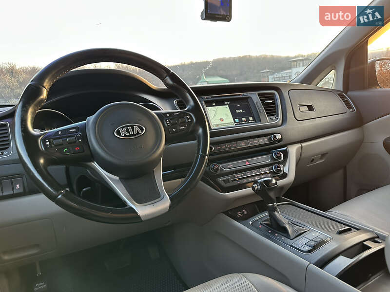 Мінівен Kia Carnival 2015 в Дніпрі