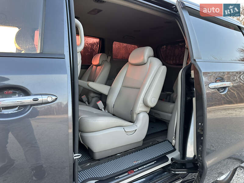 Мінівен Kia Carnival 2015 в Дніпрі