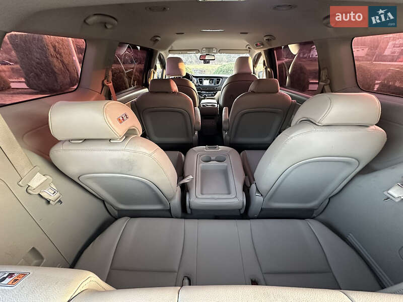 Мінівен Kia Carnival 2015 в Дніпрі