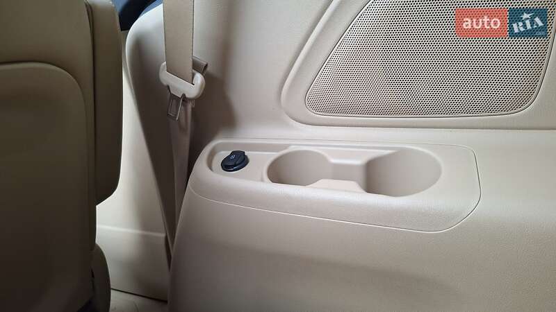 Минивэн Kia Carnival 2019 в Киеве