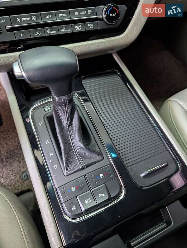 Минивэн Kia Carnival 2016 в Тернополе