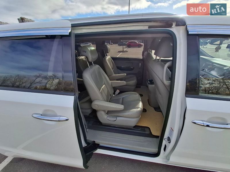 Минивэн Kia Carnival 2016 в Киеве