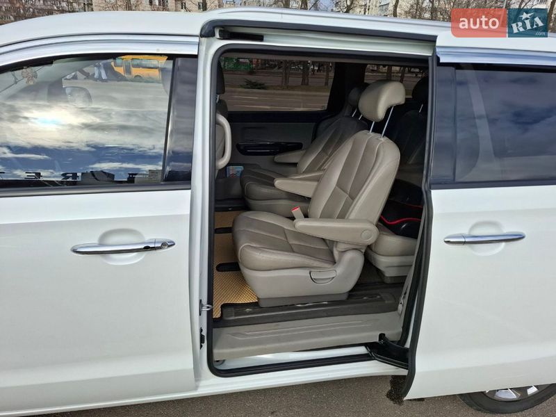 Минивэн Kia Carnival 2016 в Киеве