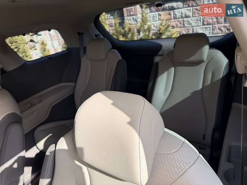 Минивэн Kia Carnival 2023 в Тернополе