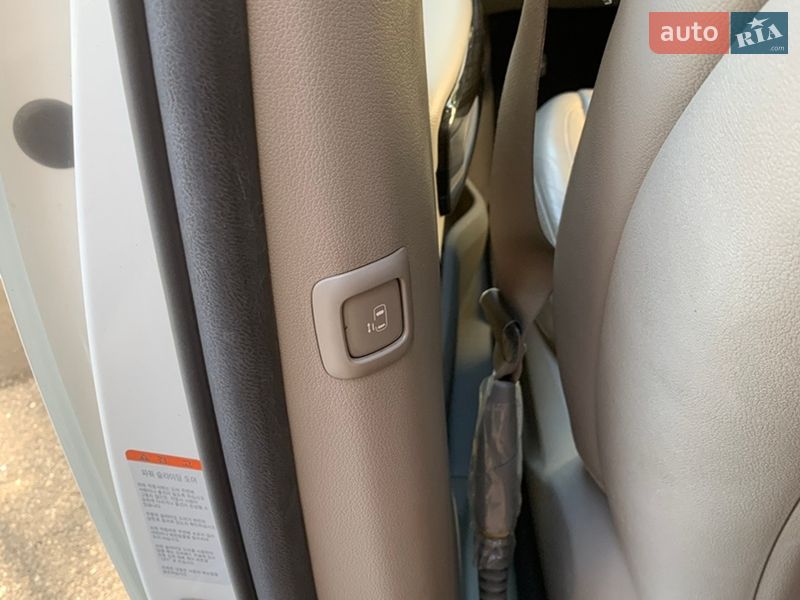 Минивэн Kia Carnival 2016 в Киеве