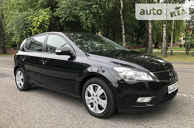 Хэтчбек Kia Ceed 2009 в 