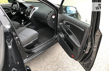 Хэтчбек Kia Ceed 2009 в 