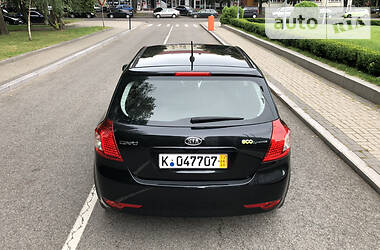 Хэтчбек Kia Ceed 2009 в 