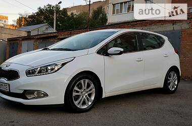 Хэтчбек Kia Ceed 2013 в 