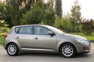 Хэтчбек Kia Ceed 2008 в Ровно