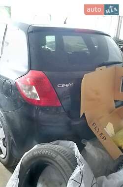 Хэтчбек Kia Ceed 2011 в 