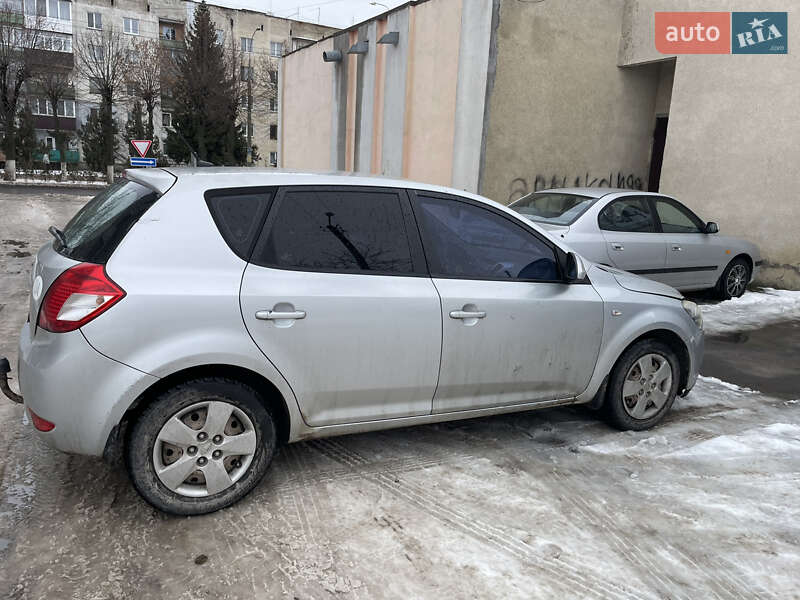 Хэтчбек Kia Ceed 2010 в Староконстантинове
