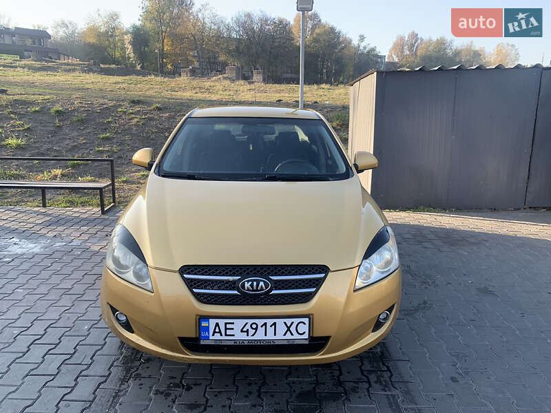 Хэтчбек Kia Ceed 2007 в 