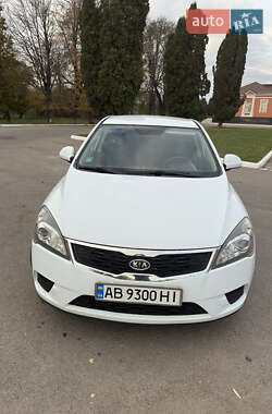 Хэтчбек Kia Ceed 2011 в 