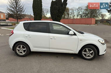 Хэтчбек Kia Ceed 2011 в 