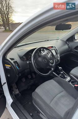 Хэтчбек Kia Ceed 2011 в 