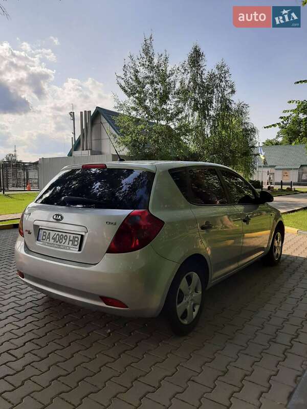 Хэтчбек Kia Ceed 2006 в Александрие