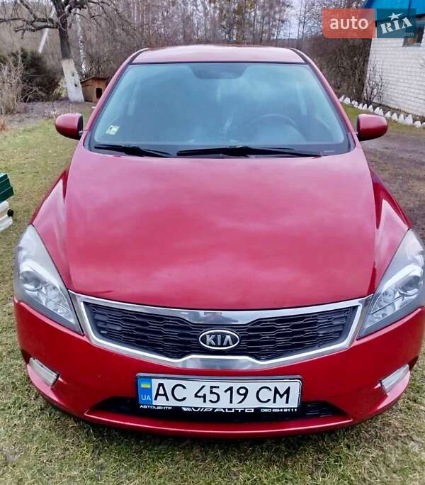 Хэтчбек Kia Ceed 2010 в 