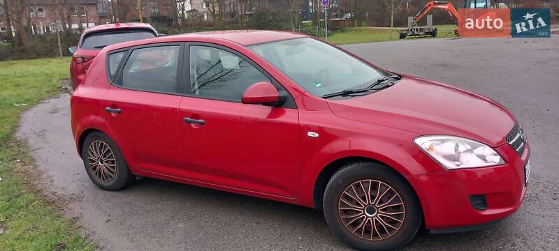 Хэтчбек Kia Ceed 2007 в 