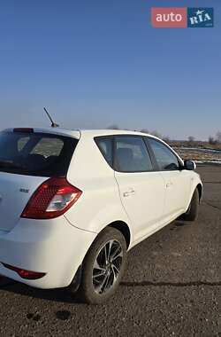 Хэтчбек Kia Ceed 2010 в Зенькове