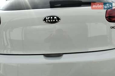 Хэтчбек Kia Ceed 2015 в Шепетовке