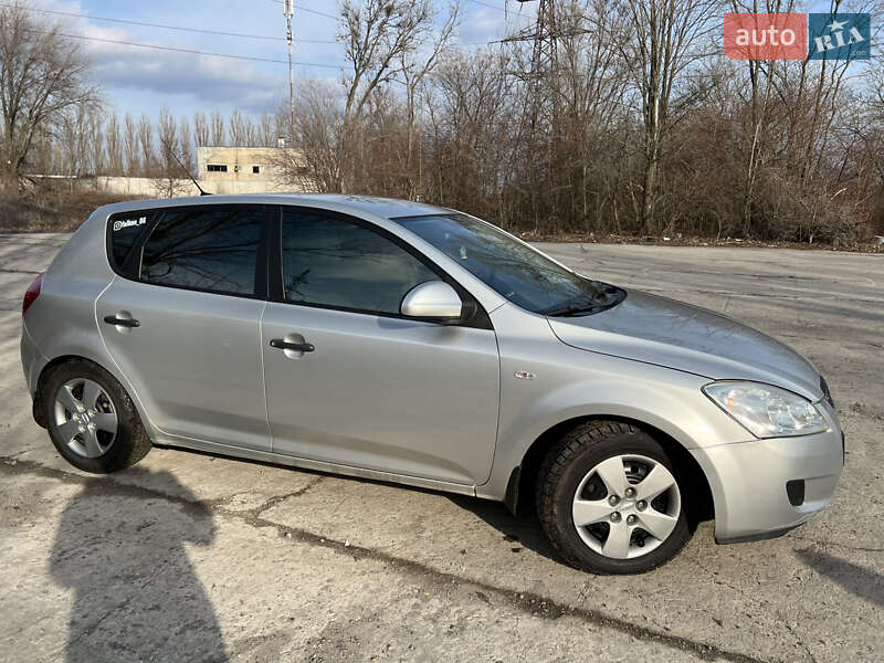 Хэтчбек Kia Ceed 2007 в Вольногорске