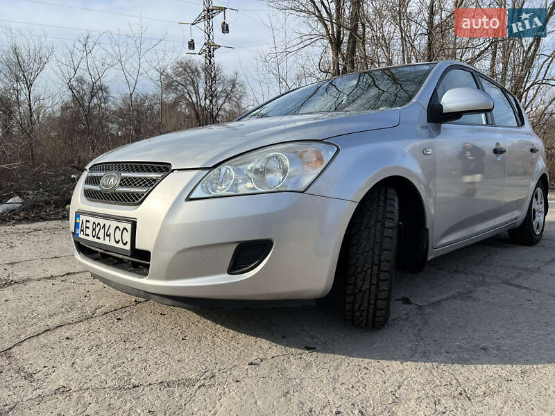 Хэтчбек Kia Ceed 2007 в Вольногорске