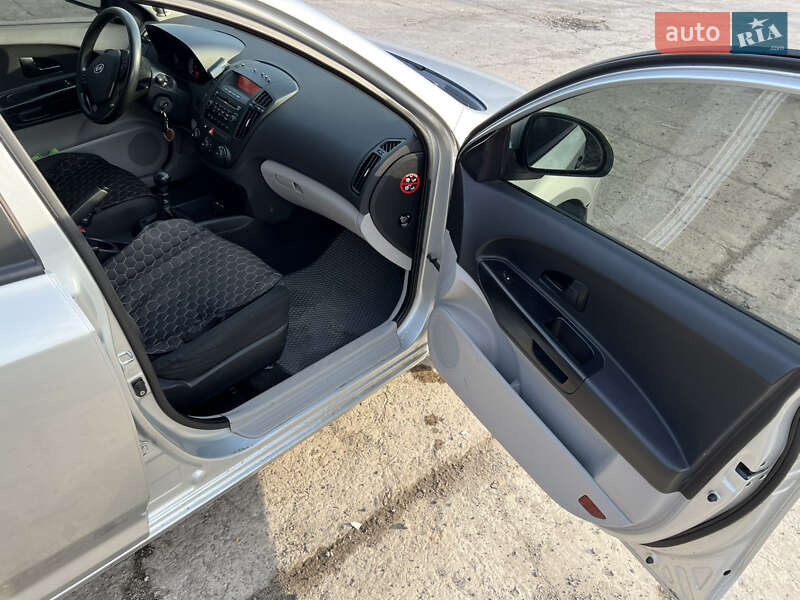 Хэтчбек Kia Ceed 2007 в Вольногорске