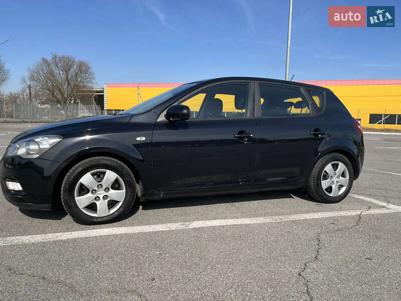 Хэтчбек Kia Ceed 2011 в Черновцах