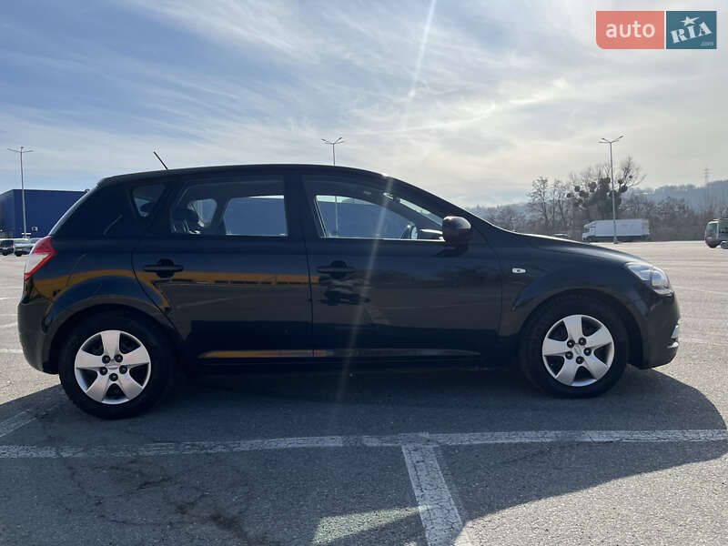 Хэтчбек Kia Ceed 2011 в Черновцах