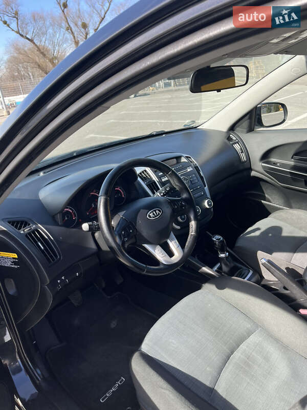 Хэтчбек Kia Ceed 2011 в Черновцах