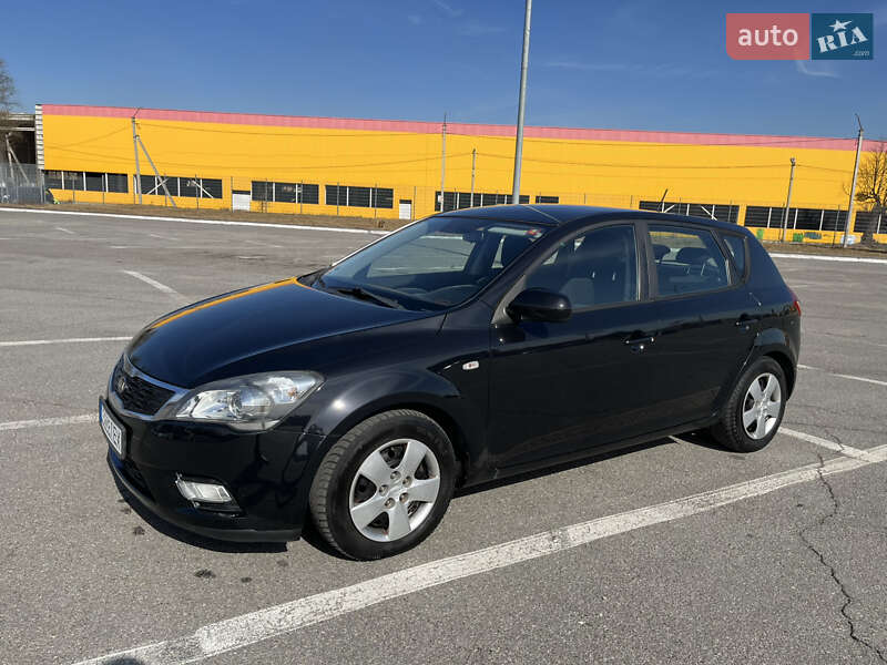 Хэтчбек Kia Ceed 2011 в Черновцах