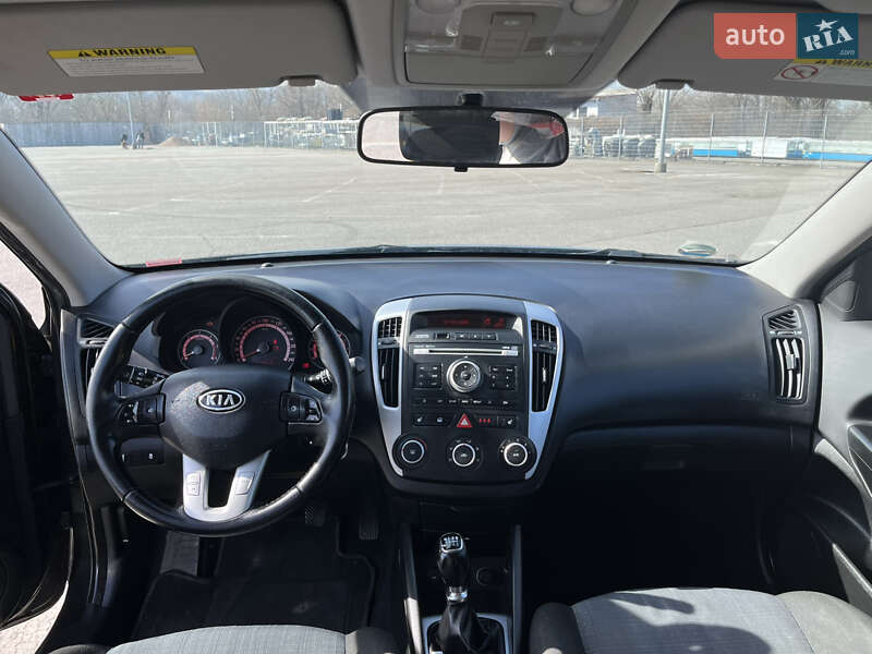 Хэтчбек Kia Ceed 2011 в Черновцах