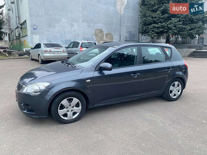 Хэтчбек Kia Ceed 2010 в Ровно